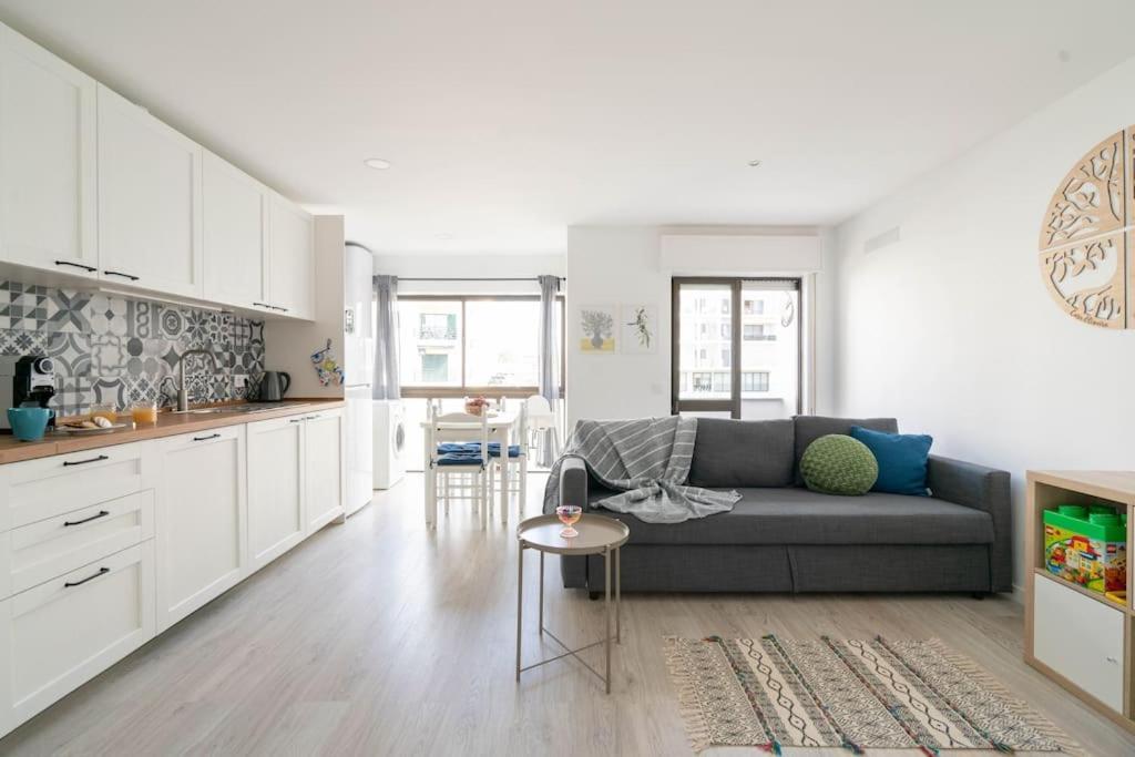Casa Oliveira - Sunny 2-Bed Retreat Steps From The Beach อาร์มาซอง เด เปรา ภายนอก รูปภาพ