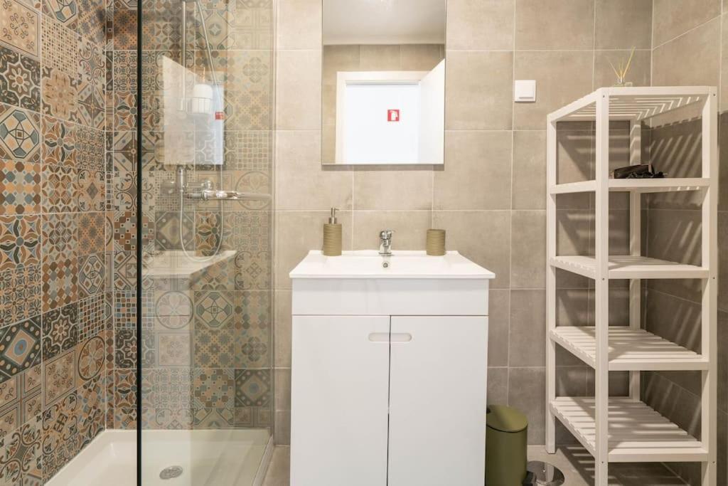 Casa Oliveira - Sunny 2-Bed Retreat Steps From The Beach อาร์มาซอง เด เปรา ภายนอก รูปภาพ