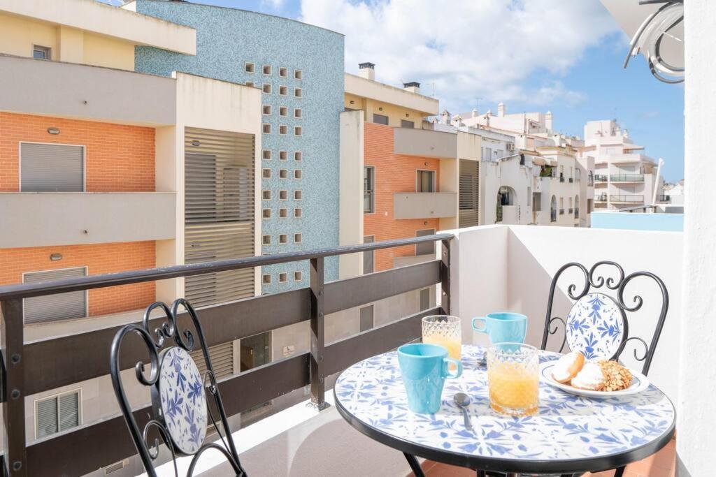 Casa Oliveira - Sunny 2-Bed Retreat Steps From The Beach อาร์มาซอง เด เปรา ภายนอก รูปภาพ