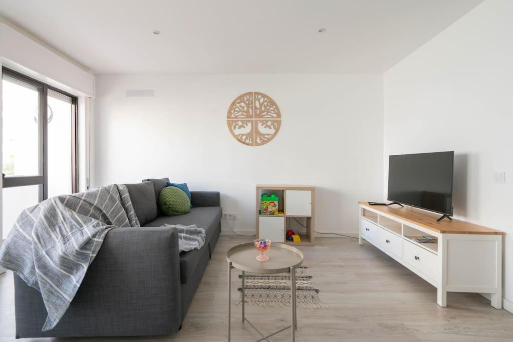 Casa Oliveira - Sunny 2-Bed Retreat Steps From The Beach อาร์มาซอง เด เปรา ภายนอก รูปภาพ