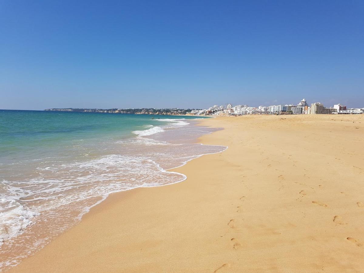 Casa Oliveira - Sunny 2-Bed Retreat Steps From The Beach อาร์มาซอง เด เปรา ภายนอก รูปภาพ